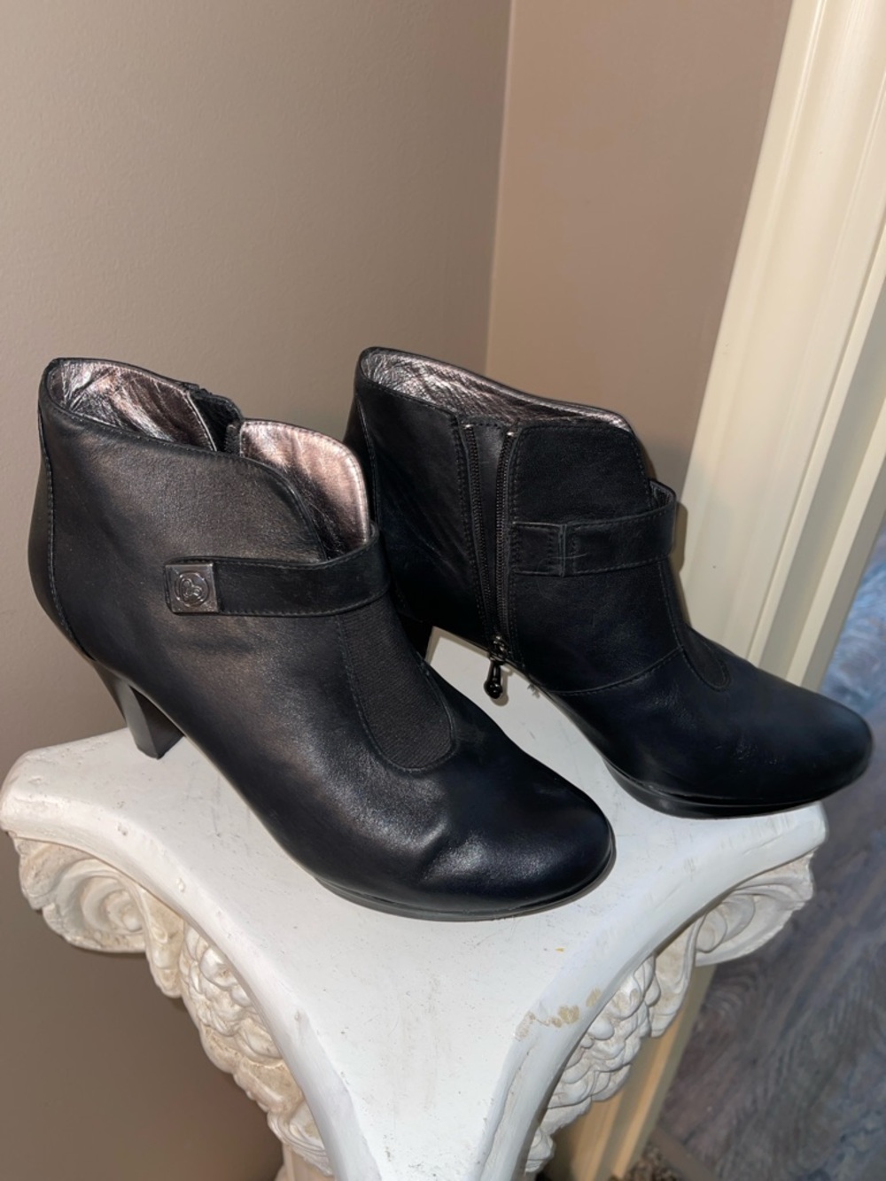 Blondo Black Leather Ankle Booties with Side Zip